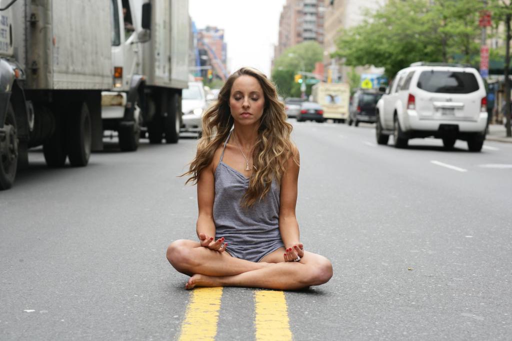 méditer au travail fille assise par terre rue