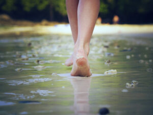 marcher-pieds-nus-plage-femme-vie sans peur illumination